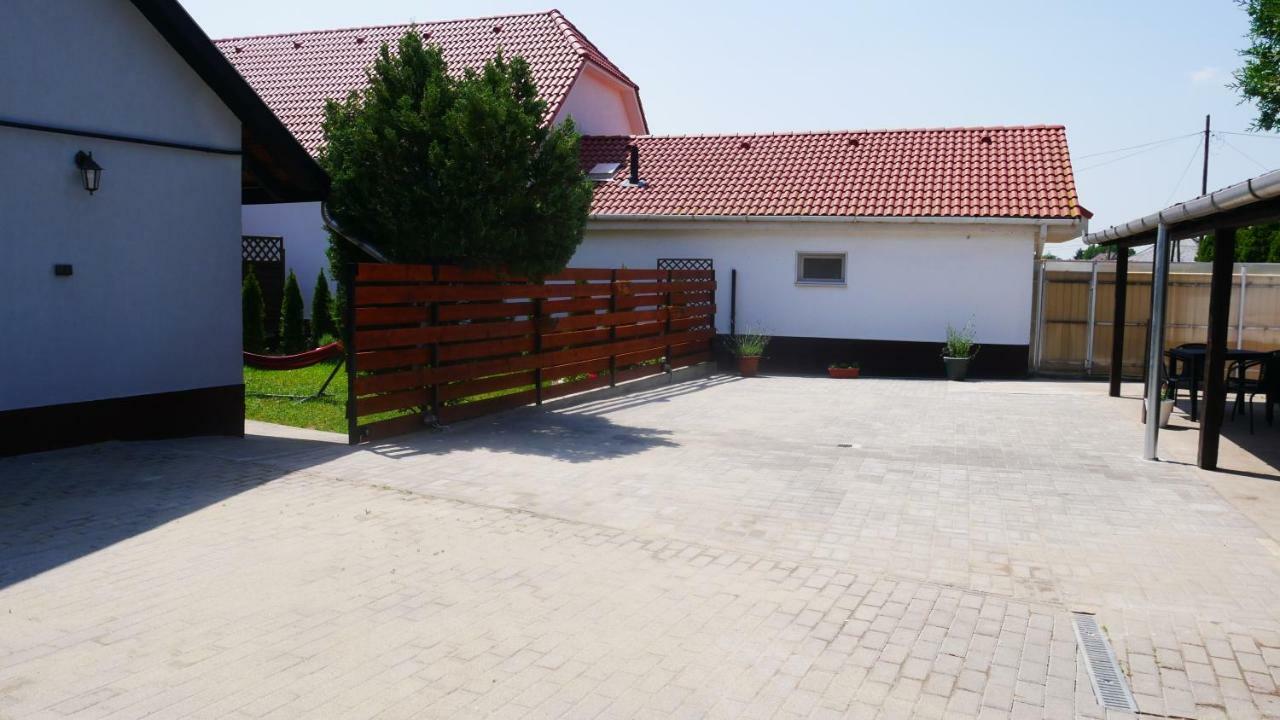 Idill Apartmanhaz B&B Tiszafüred Екстериор снимка